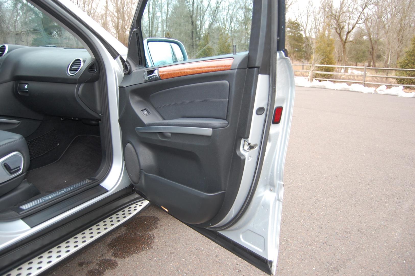 2009 Silver /Black leather Mercedes-Benz M-Class (4JGBB86E09A) with an 3.5 Liter V6 engine, Automatic transmission, located at 6528 Lower York Road, New Hope, PA, 18938, (215) 862-9555, 40.358707, -74.977882 - Here for sale is a very nice 2009 Mercedes-Benz ML350. Under the hood is a strong running 3.5 liter V6 which puts power to the AWD system via a smooth shifting automatic transmission. Features include; Black leather interior, wood grain trim, keyless entry, one master key, cruise control, tilt ste - Photo#17